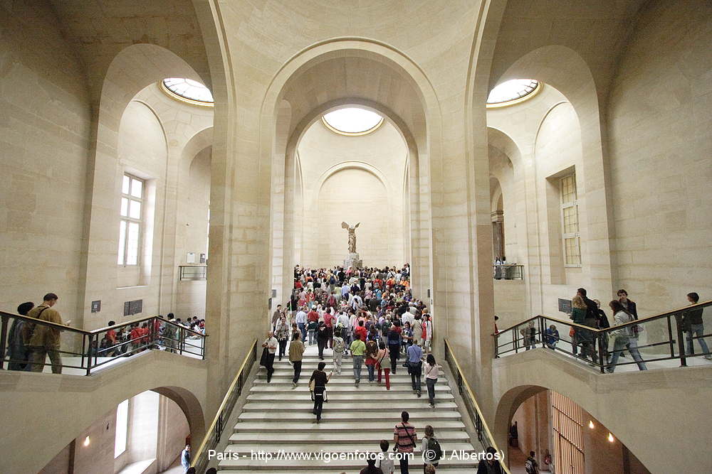 the louvre winged victory