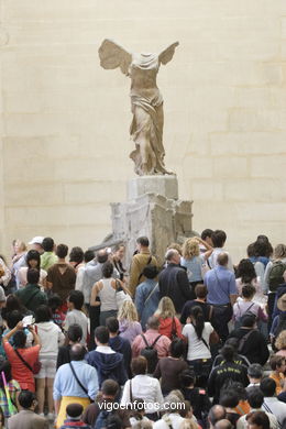 WINGED VICTORY OF SAMOTHRACE - LOUVRE - PARIS, FRANCE - MUSEUM - MUSEE - IMAGES - PICS & TRAVELS - INFO