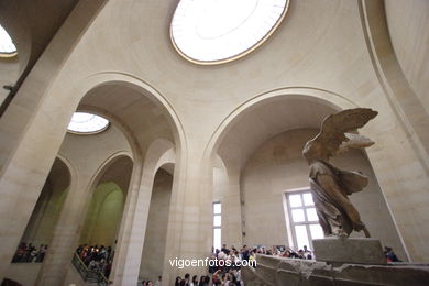 VICTORIA ALADA DE SAMOTRACIA (GRECIA) - MUSEO LOUVRE - PARÍS, FRANCIA - INTERIORES - MUSÉE DU LOUVRE - IMÁGENES DE VIAJES