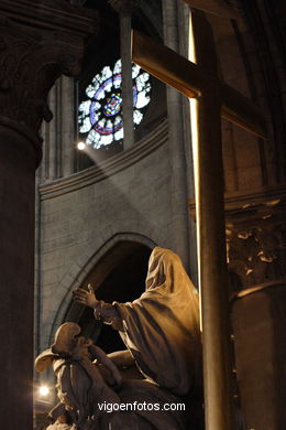 CATHEDRAL DE NOTRE-DAME PARIS, FRANCE - GARGOYLES - IMAGES - PICS & TRAVELS - INFO