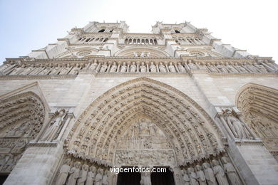 CATHEDRAL DE NOTRE-DAME PARIS, FRANCE - GARGOYLES - IMAGES - PICS & TRAVELS - INFO