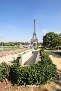 TORRE EIFFEL - TOUR - PARIS, FRANCIA - ILUMINADA, NOCTURNA -  IMÁGENES DE VIAJES