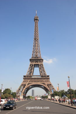 TORRE EIFFEL - TOUR - PARIS, FRANCIA - ILUMINADA, NOCTURNA -  IMÁGENES DE VIAJES