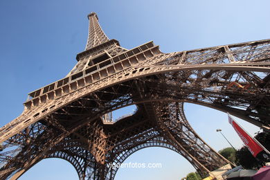 TORRE EIFFEL - TOUR - PARIS, FRANCIA - ILUMINADA, NOCTURNA -  IMÁGENES DE VIAJES