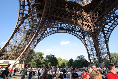 TORRE EIFFEL - TOUR - PARIS, FRANCIA - ILUMINADA, NOCTURNA -  IMÁGENES DE VIAJES