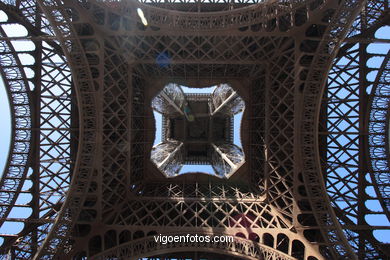 TORRE EIFFEL - TOUR - PARIS, FRANCIA - ILUMINADA, NOCTURNA -  IMÁGENES DE VIAJES