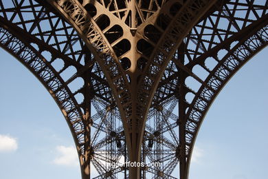 TORRE EIFFEL - TOUR - PARIS, FRANCIA - ILUMINADA, NOCTURNA -  IMÁGENES DE VIAJES