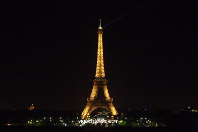 TORRE EIFFEL - TOUR - PARIS, FRANCIA - ILUMINADA, NOCTURNA -  IMÁGENES DE VIAJES