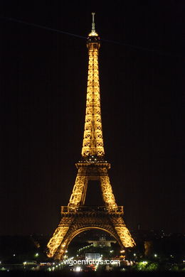 TORRE EIFFEL - TOUR - PARIS, FRANCIA - ILUMINADA, NOCTURNA -  IMÁGENES DE VIAJES