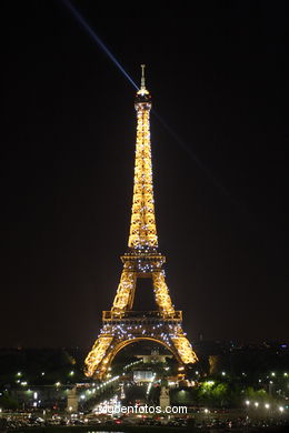 TORRE EIFFEL - TOUR - PARIS, FRANCIA - ILUMINADA, NOCTURNA -  IMÁGENES DE VIAJES