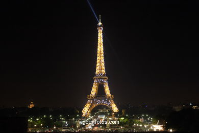 TORRE EIFFEL - TOUR - PARIS, FRANCIA - ILUMINADA, NOCTURNA -  IMÁGENES DE VIAJES