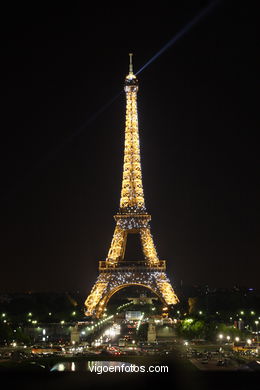 TORRE EIFFEL - TOUR - PARIS, FRANCIA - ILUMINADA, NOCTURNA -  IMÁGENES DE VIAJES