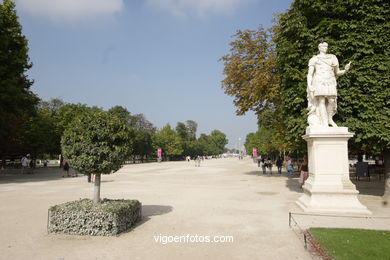 TUILERIES GARDEN - PARIS, FRANCE - JARDIN DU CARROUSEL - IMAGES - PICS & TRAVELS - INFO