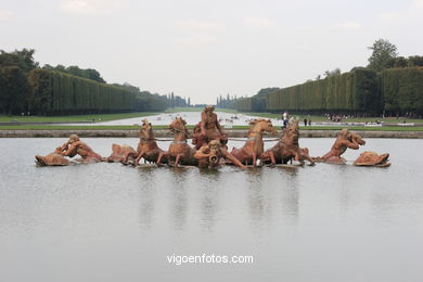 GARDENS OF VERSAILLES - PARIS, FRANCE -  IMAGES - PICS & TRAVELS - INFO