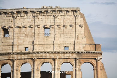 Coliseo Romano - Exteriores (70 d.C.). 