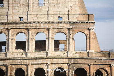 Coliseo Romano - Exteriores (70 d.C.). 