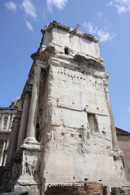 Arco de Septimo Severo (203 d.C.). 