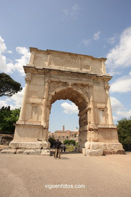 Arco de Tito (90 d.C.). 
