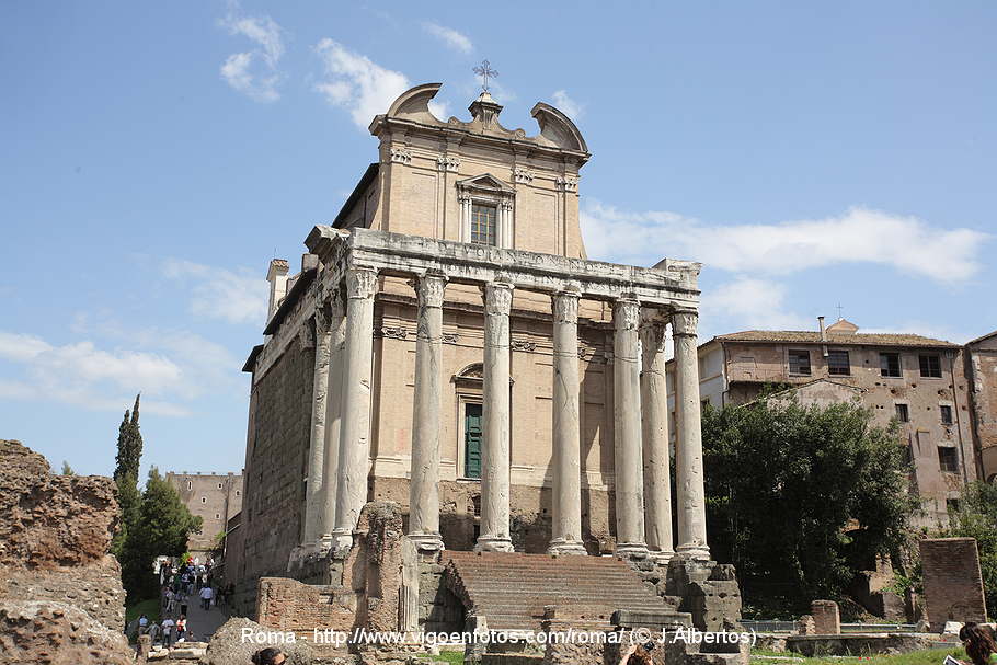 FOTOS DE TEMPLO DE ANTONINO Y FAUSTINA. FORO ROMANO. ROMA, ITALIA ...