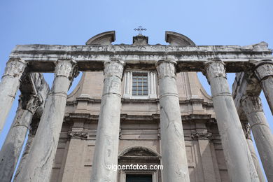 Templo de Antonino y Faustina (141 d.C.). 