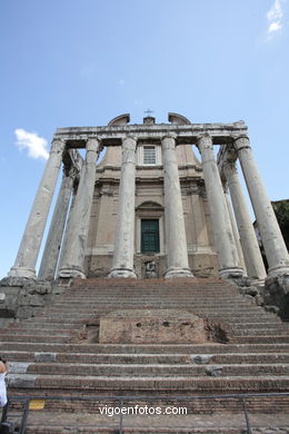 Templo de Antonino y Faustina (141 d.C.). 