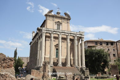 Templo de Antonino y Faustina (141 d.C.). 