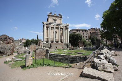 Templo de Antonino y Faustina (141 d.C.). 