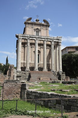 Templo de Antonino y Faustina (141 d.C.). 