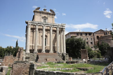 Templo de Antonino y Faustina (141 d.C.). 