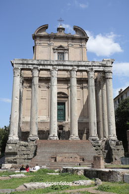 Templo de Antonino y Faustina (141 d.C.). 