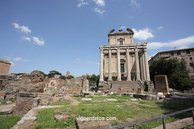 Templo de Antonino y Faustina (141 d.C.). 