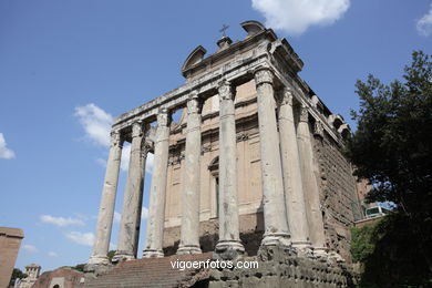 Templo de Antonino y Faustina (141 d.C.). 