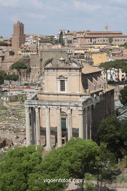 Templo de Antonino y Faustina (141 d.C.). 