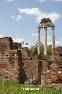 Templo de Castor y Pólux (484 a.C.). 