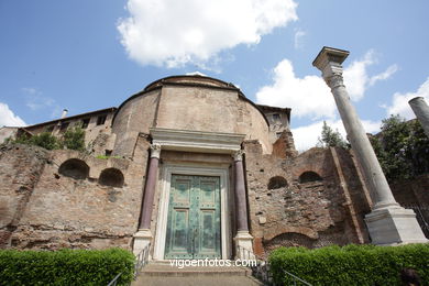 Templo di Romulo (309 d.C.). 