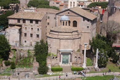 Templo di Romulo (309 d.C.). 