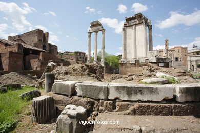 Templo de Vesta y Casa de Las Virgenes Vestales (240 a.C.). 