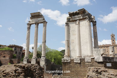 Templo de Vesta y Casa de Las Virgenes Vestales (240 a.C.). 