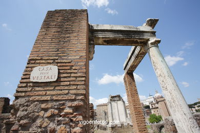 Templo de Vesta y Casa de Las Virgenes Vestales (240 a.C.). 