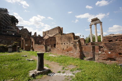 Templo de Vesta y Casa de Las Virgenes Vestales (240 a.C.). 