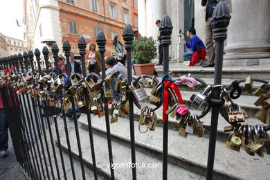 Candados del Amor. En Trevi.. 