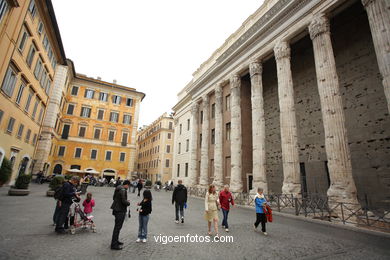 Piazza di Pietra. 