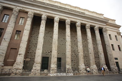 Piazza di Pietra. 