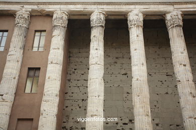 Piazza di Pietra. 