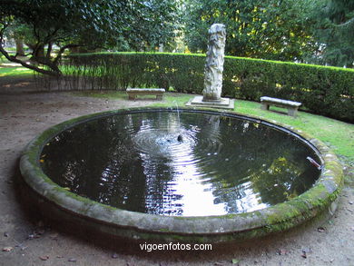 Escultura junto al estanque 