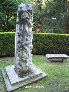 Escultura junto al estanque 